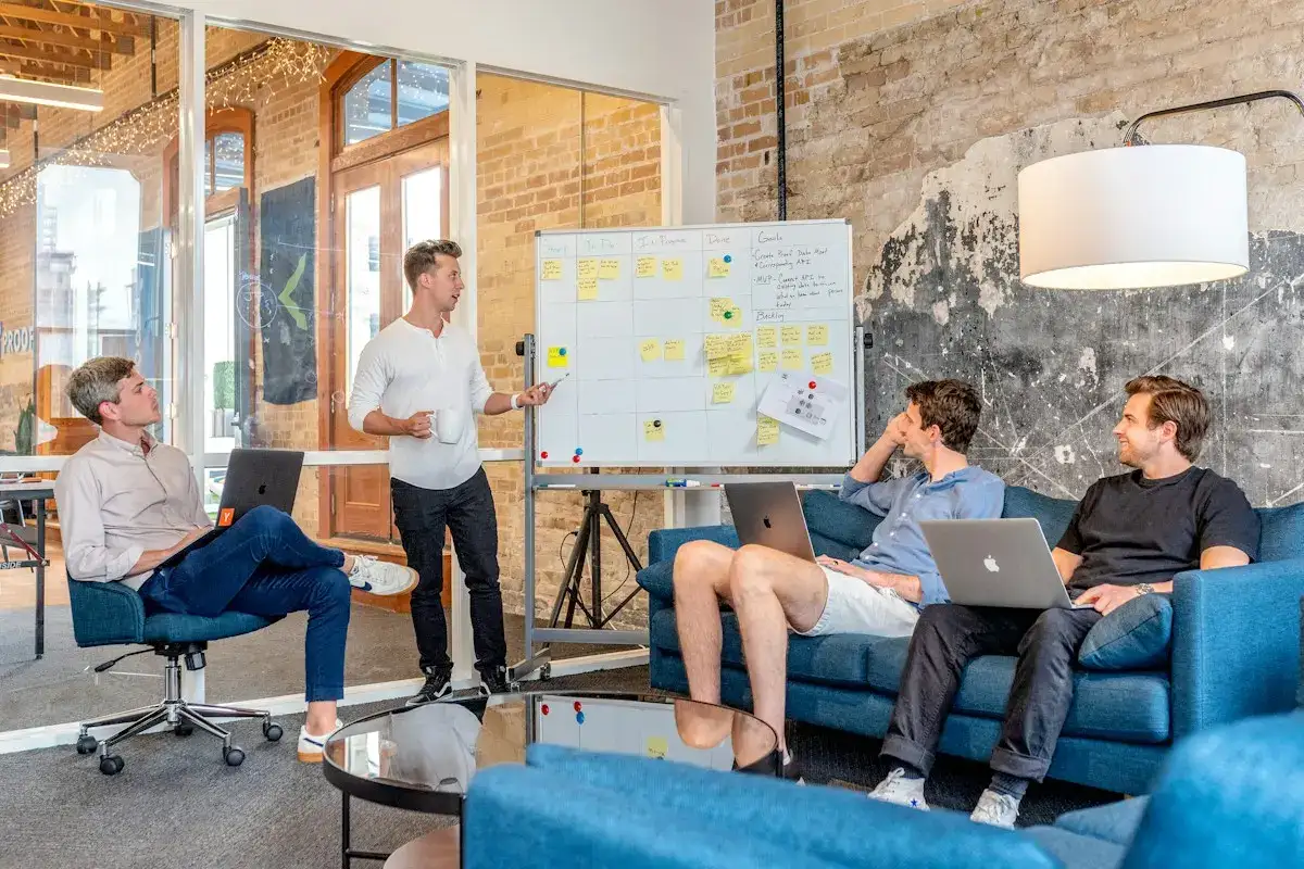 Equipe de marketing planejando uma campanha com post-its na parede