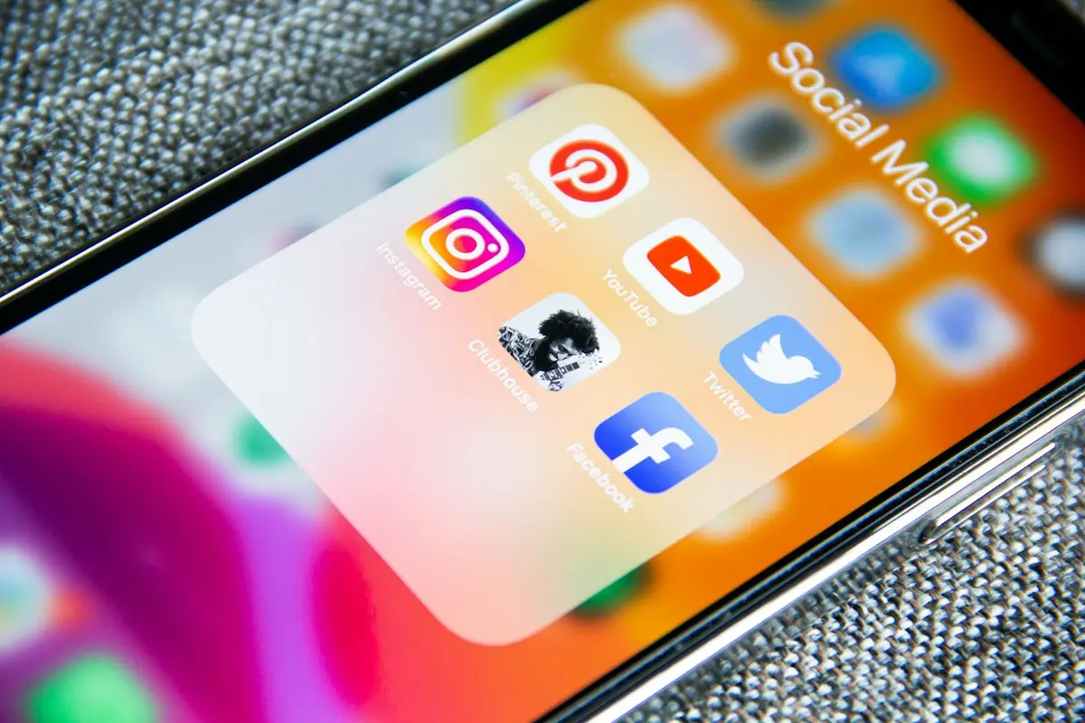 Equipe acompanhando as redes sociais da marca pelo celular e pelo notebook