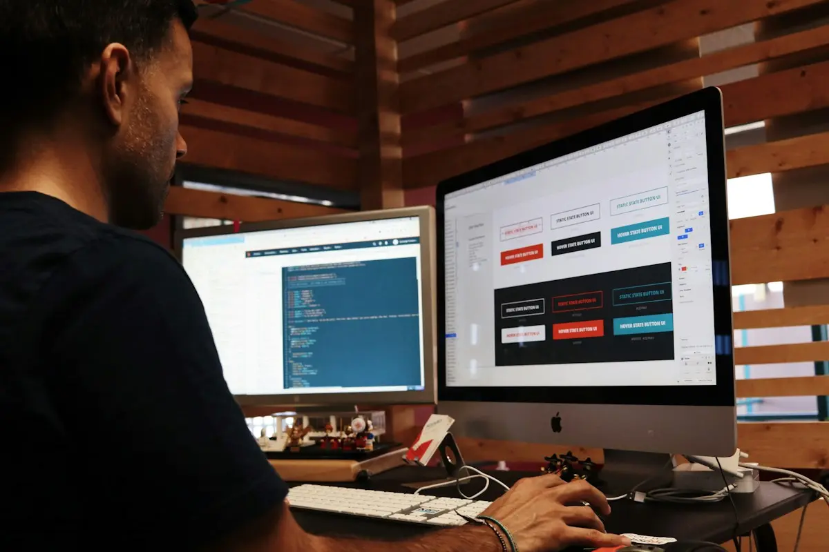 Equipe da PubliCode conversando com um cliente em frente a um notebook com o layout do site