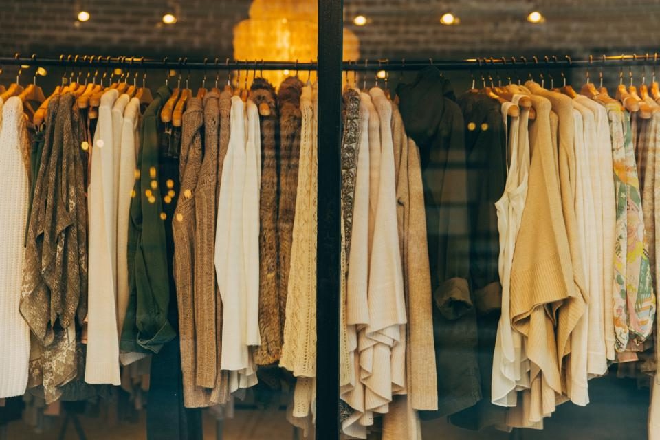 Arara com roupas penduradas numa loja