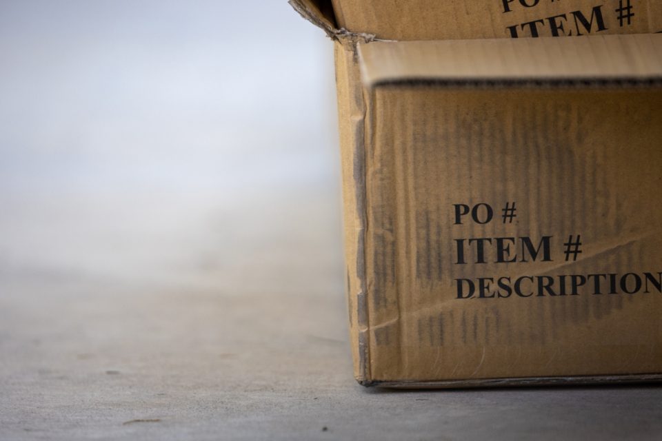 Caixa de papelão de uma encomenda apoiada no chão
