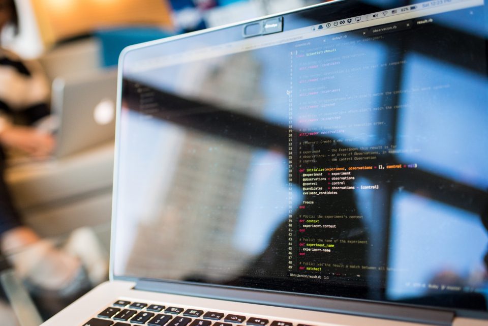 Notebook aberto com código de programação na tela