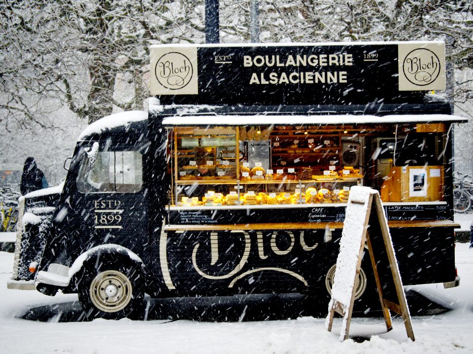 Food truck de uma padaria estacionado na rua em um dia de neve