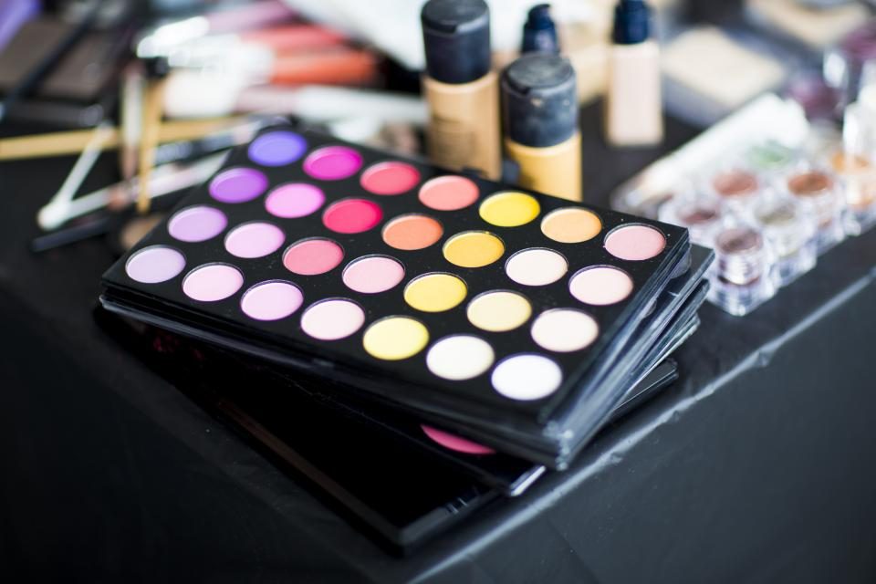 Paleta com várias cores em close